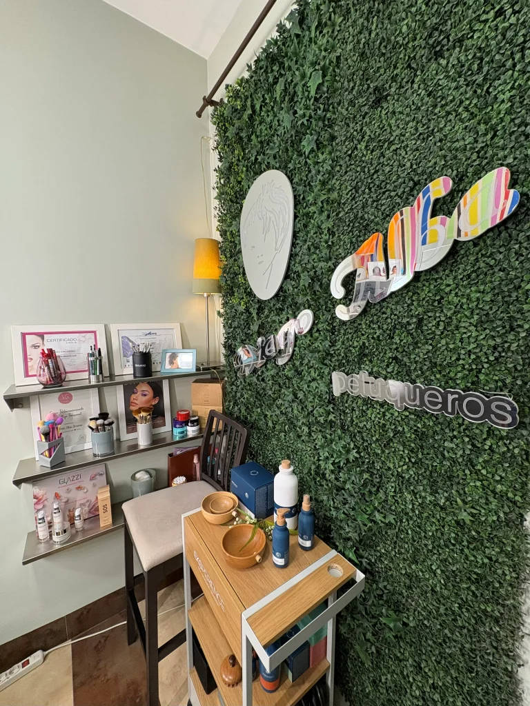 Logotipo Diego Alba en la peluquería